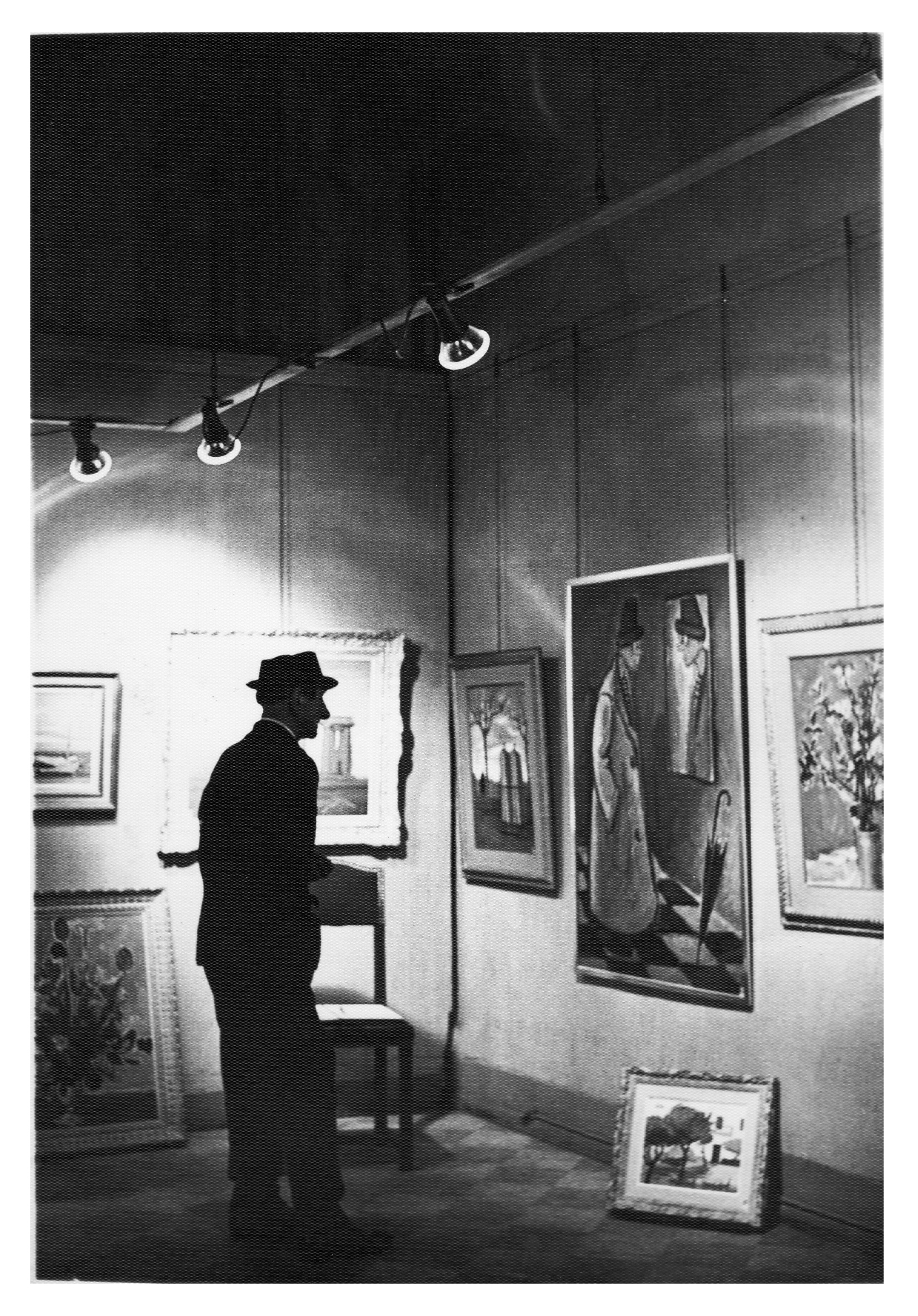 1966 (?) - Vue d'une salle d'exposition à Lille avec le <em>Personnage au chapeau</em>, photo d'archive