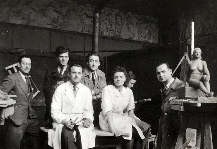 Roger Aliquot en séance de modelage aux Beaux-Arts de Tourcoing en blouse blanche entouré d'autres professeurs. (entre 1942 et 1944)